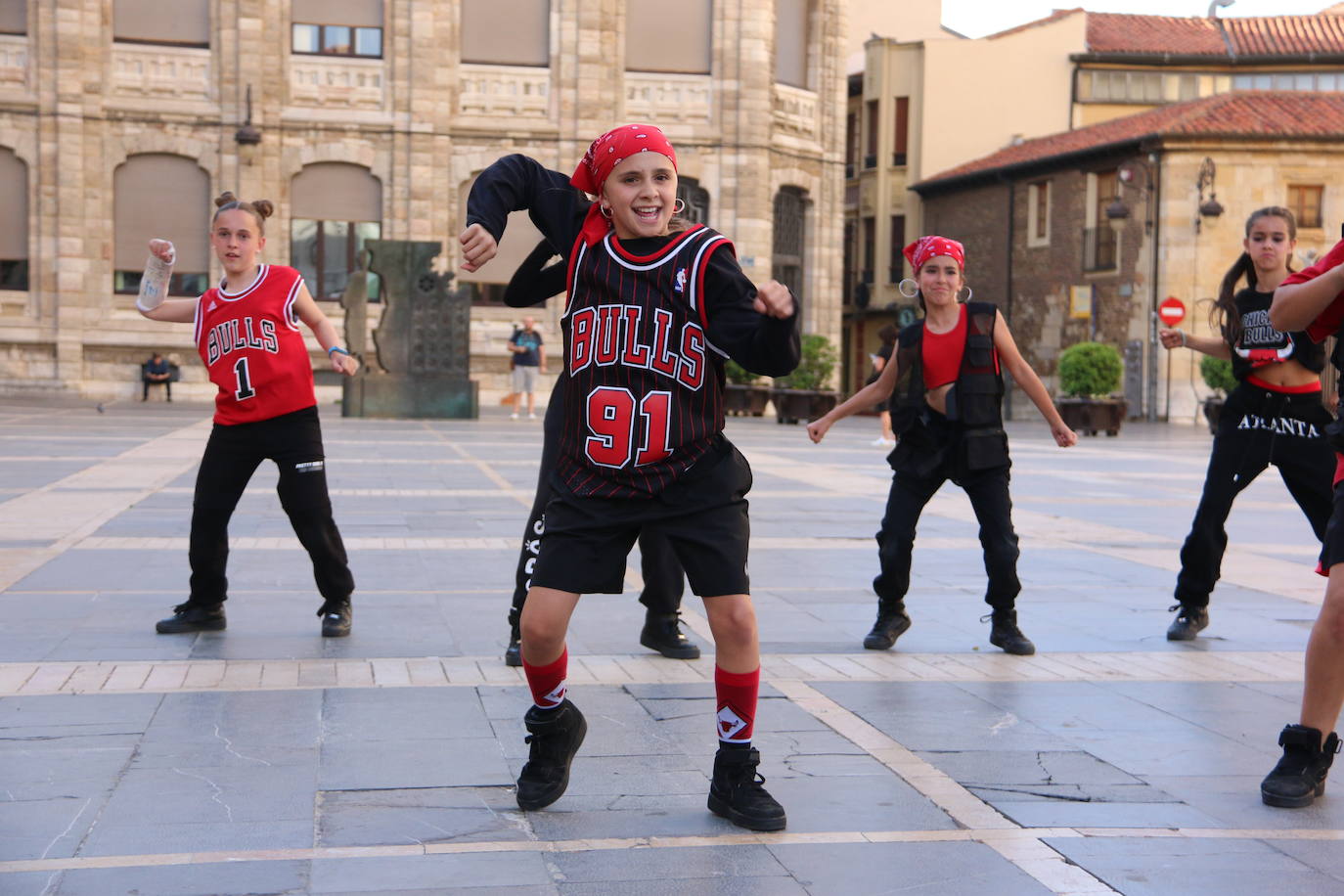 Las 'minis' y las boomis de Cras Dance bailan para leonoticias en la plaza de Regla.