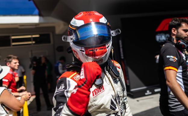 El leonés, tras bajar del monoplaza este sábado, celebra con el puño su primer triunfo en Formula 3.