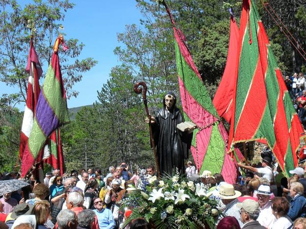 Imagen del la última romería de S. Guillermo de Peñacorada, cuando entre el fervor de la multitud y pendones, la venerada imagen entra al recinto que precede a la ermita rupestre. Este año los cisterniegos retoman un rito mantenido durante 800 años, no conmemorado los últimos dos años por la pestilencia coronavírica que hemos padecido.