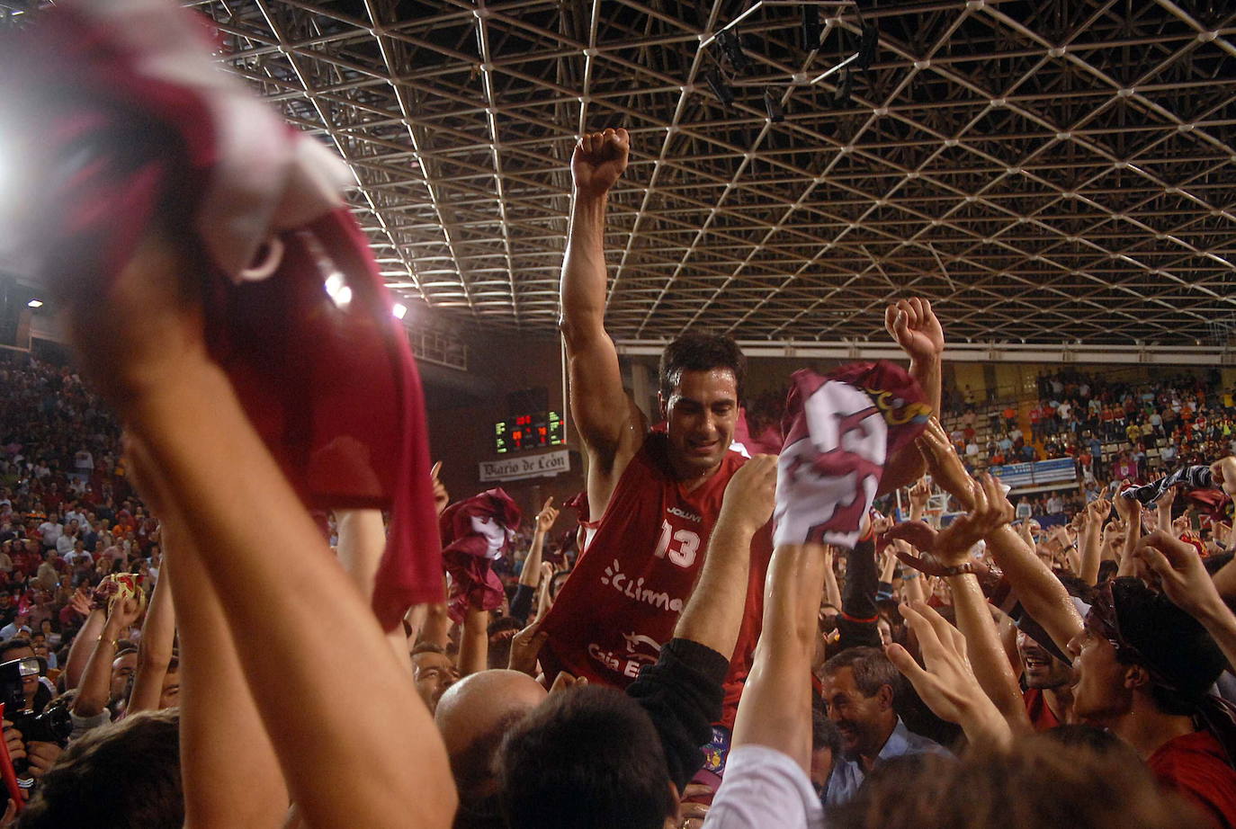 Varios de los integrantes de la plantilla y cuerpo médico que lograron en 2007 el ascenso a ACB de Baloncesto León se reúnen con leonoticias para recordar un día «inolvidable» en sus vidas.