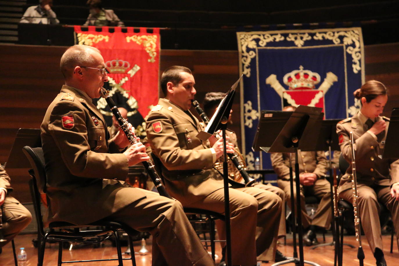 Los instrumentos con los que combaten las Fuerzas Armadas. La Unidad de Música del Cuartel General de la División «San Marcial» abre las celebraciones del Día de las Fuerzas Armadas con un concierto en el Auditorio de León. 