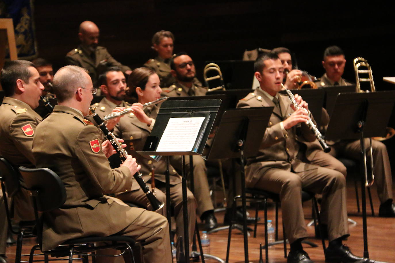 Los instrumentos con los que combaten las Fuerzas Armadas. La Unidad de Música del Cuartel General de la División «San Marcial» abre las celebraciones del Día de las Fuerzas Armadas con un concierto en el Auditorio de León. 