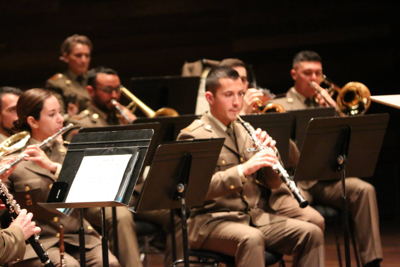 Los instrumentos con los que combaten las Fuerzas Armadas. La Unidad de Música del Cuartel General de la División «San Marcial» abre las celebraciones del Día de las Fuerzas Armadas con un concierto en el Auditorio de León. 