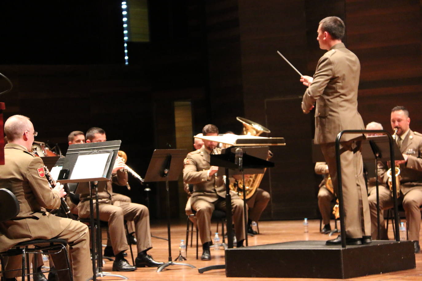 Los instrumentos con los que combaten las Fuerzas Armadas. La Unidad de Música del Cuartel General de la División «San Marcial» abre las celebraciones del Día de las Fuerzas Armadas con un concierto en el Auditorio de León. 