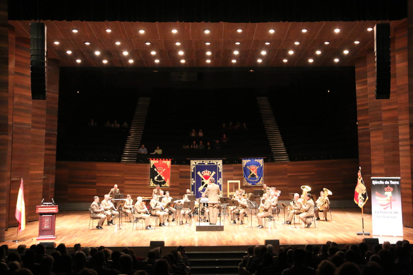 Los instrumentos con los que combaten las Fuerzas Armadas. La Unidad de Música del Cuartel General de la División «San Marcial» abre las celebraciones del Día de las Fuerzas Armadas con un concierto en el Auditorio de León. 