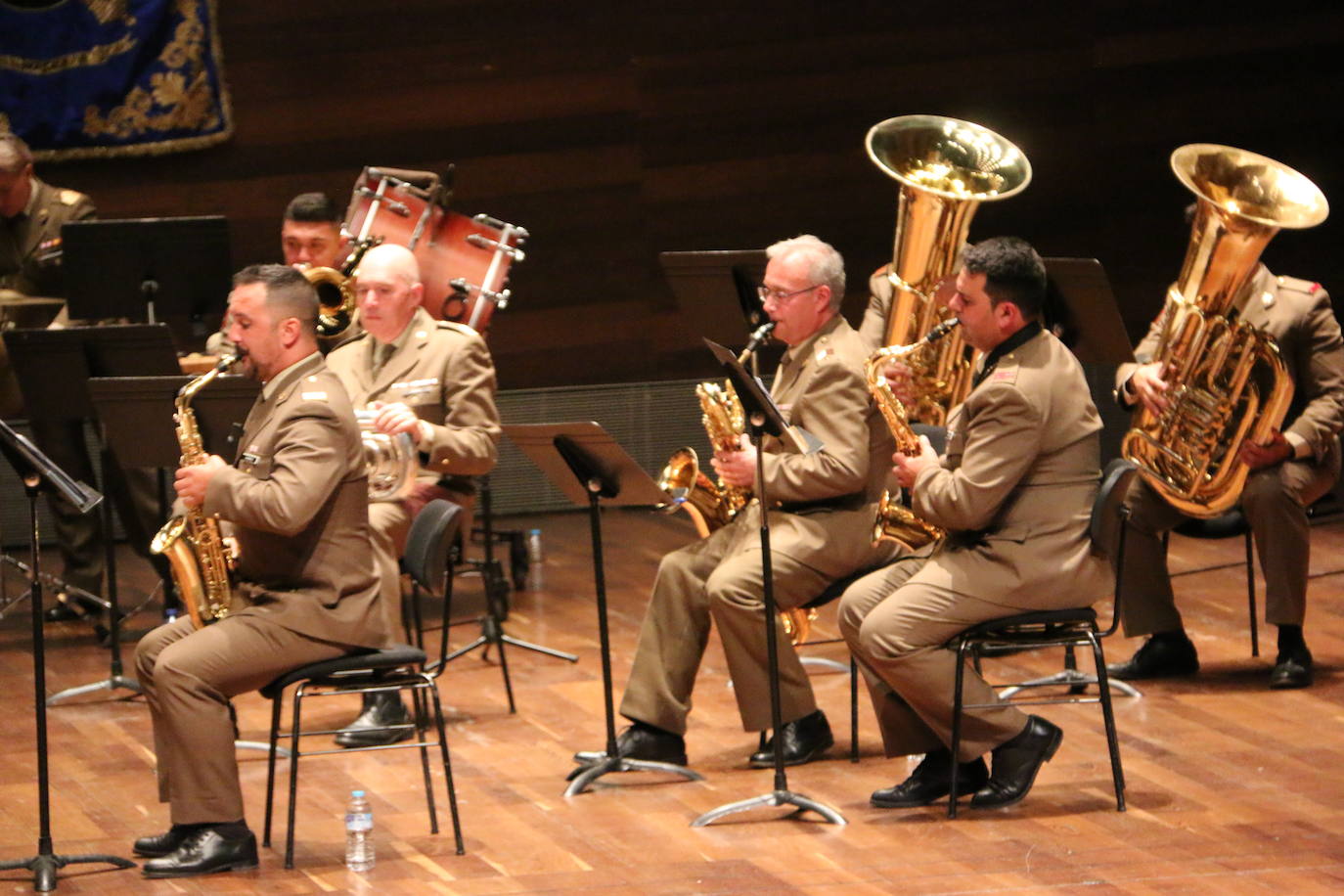 Los instrumentos con los que combaten las Fuerzas Armadas. La Unidad de Música del Cuartel General de la División «San Marcial» abre las celebraciones del Día de las Fuerzas Armadas con un concierto en el Auditorio de León. 