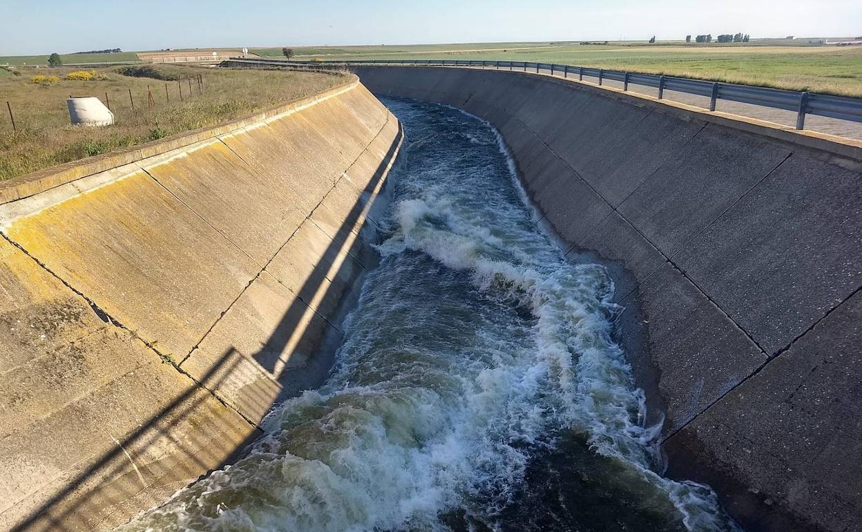 El Canal Oeste con agua. 