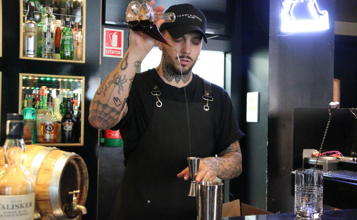 Preparación del cóctel Siete Lagrimas, del bartender leonés Cristian Martínez.