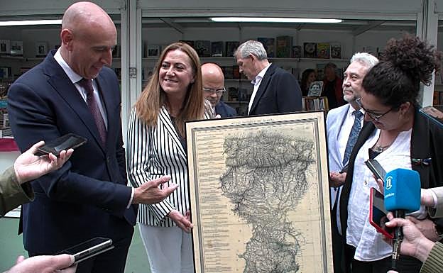 Virginia Barcones visita la Feria del Libro de León.