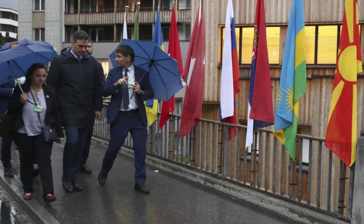 El presidente del Gobierno, Pedro Sánchez, ayer en su llegada a Davos (Suiza). 