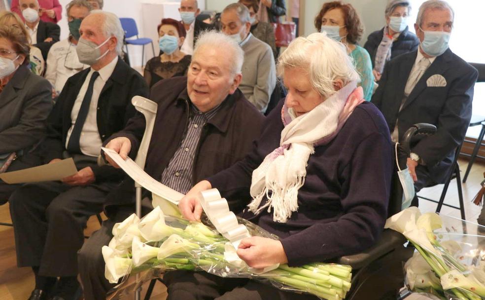 Parejas llenas de historias, de buenos momentos, de superar dificultades, de amor y sufrimiento. Unidos por el tiempo y por el corazón, este martes han recibido un merecido homenaje en el Ayuntamiento de León. 