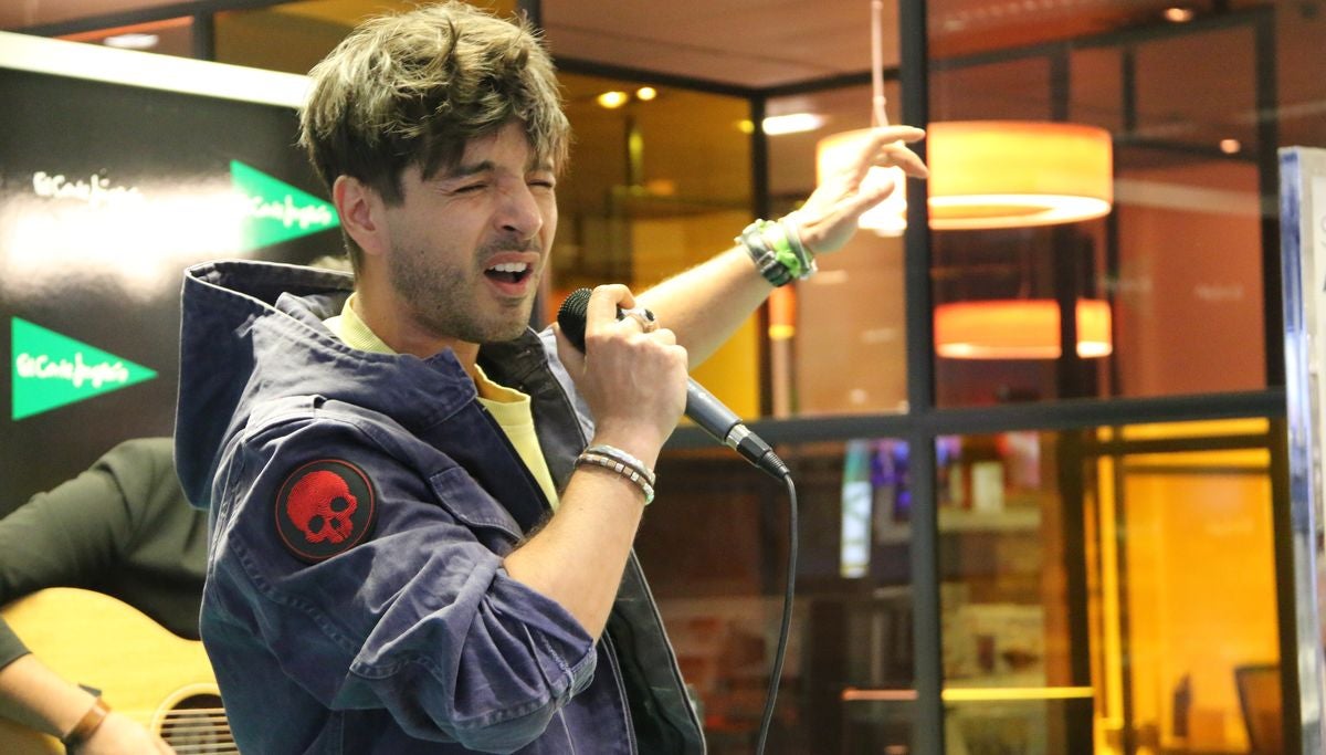 El cantante leonés ofrece un concierto en acústico para presentar su nuevo tema 'Latidos' en El Corte Inglés de León