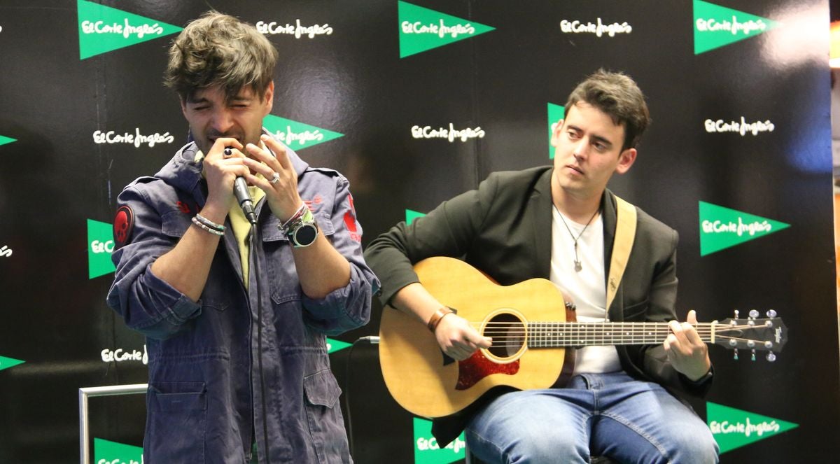 El cantante leonés ofrece un concierto en acústico para presentar su nuevo tema 'Latidos' en El Corte Inglés de León