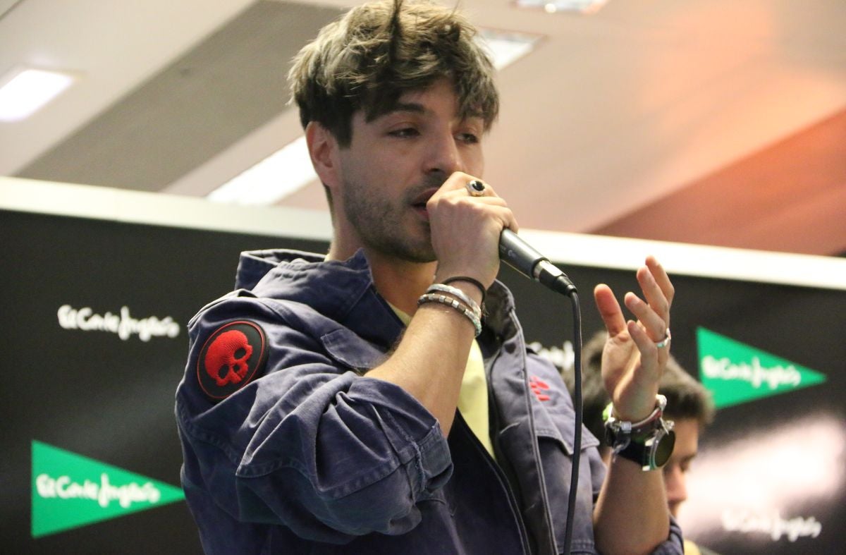 El cantante leonés ofrece un concierto en acústico para presentar su nuevo tema 'Latidos' en El Corte Inglés de León