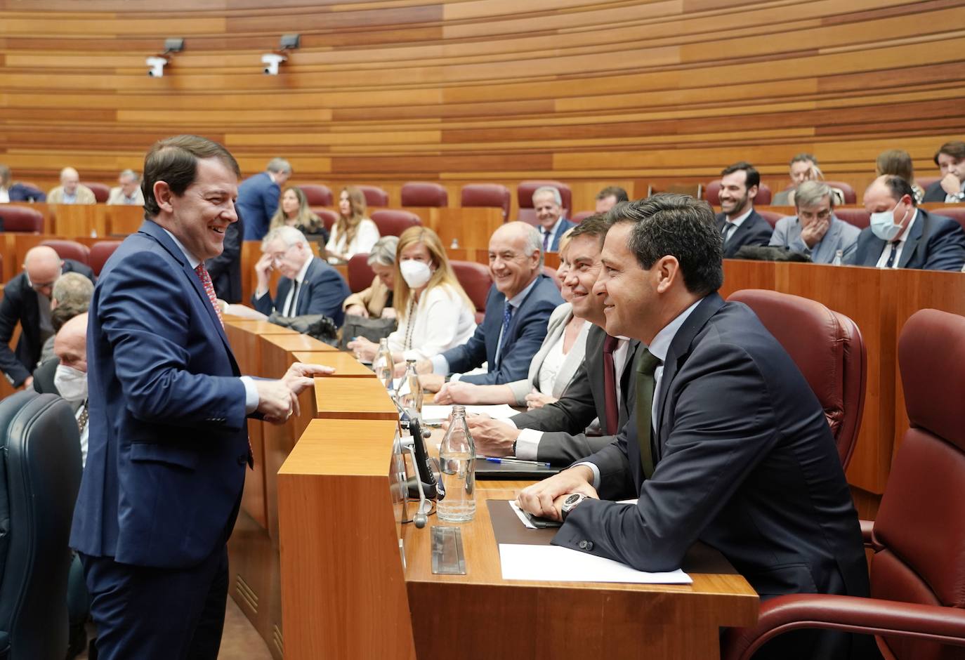 El presidente de la Junta de Castilla y León, Alfonso Fernández Mañueco junto al vicepresidente Juan García Gallardo durante su intervención en el Pleno de las Cortes se han convertido en los protagonistas del pleno de las Cortes, avivado por las polémicas declaraciones realizadas por el representante de la formación Vox. 