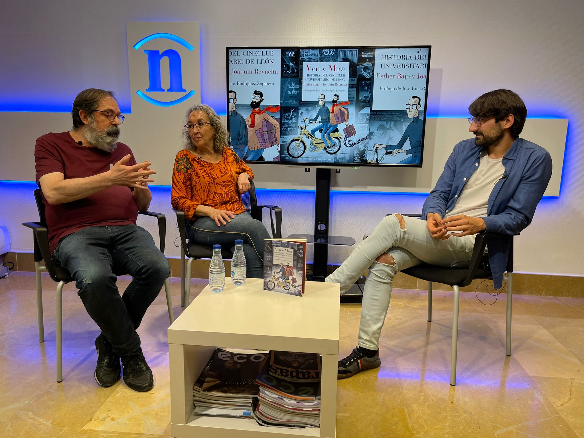 Los periodistas Esther Bajo y Joaquín Revuelta durante una entrevista en leonoticias en la que presentaron 'Ven y mira, la historia del Cine Club Universitario de León'