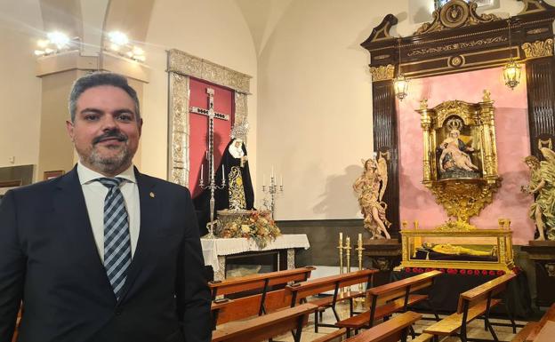 Galería. El nuevo abad posa junto a las dos titulares de la Cofradía de Nuestra Señora de las Angustias y Soledad.