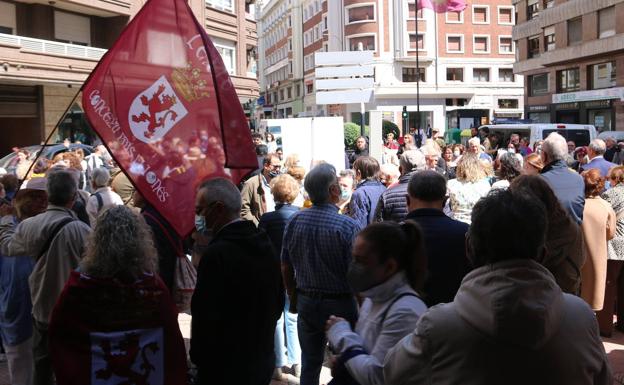 Dos centenares de personas se concentran a las puertas del Teatro Emperador para exigir su reapertura.