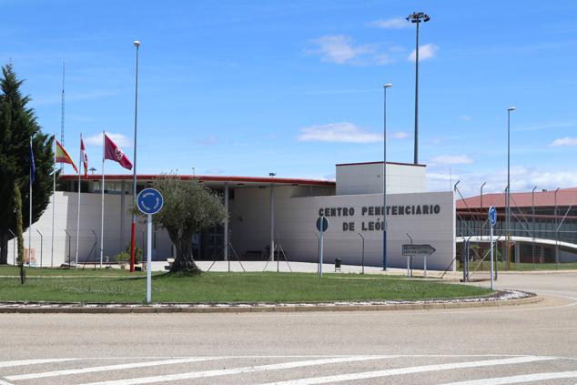 El Juzgado concede la libertad condicional a Pedro Muñoz con medidas cautelares. EL interno ha abandonado la prisión minutos antes de las cuatro de la tar. El exconcejal de Ponferrada ha cumplido dos años de prisión y queda en libertad a la espera de juicio oral. Tendrá que llevar una pulsera de seguimiento, comparecer en el Juzgado y no podrá acercarse a 500 metros de la víctima © leonoticias [Prohibida su reproducción total o parcialmente]. 