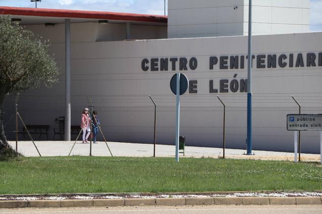 El Juzgado concede la libertad condicional a Pedro Muñoz con medidas cautelares. EL interno ha abandonado la prisión minutos antes de las cuatro de la tar. El exconcejal de Ponferrada ha cumplido dos años de prisión y queda en libertad a la espera de juicio oral. Tendrá que llevar una pulsera de seguimiento, comparecer en el Juzgado y no podrá acercarse a 500 metros de la víctima © leonoticias [Prohibida su reproducción total o parcialmente]. 