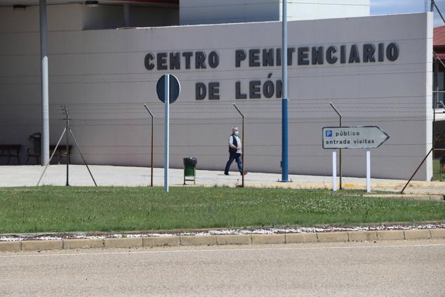 El Juzgado concede la libertad condicional a Pedro Muñoz con medidas cautelares. EL interno ha abandonado la prisión minutos antes de las cuatro de la tar. El exconcejal de Ponferrada ha cumplido dos años de prisión y queda en libertad a la espera de juicio oral. Tendrá que llevar una pulsera de seguimiento, comparecer en el Juzgado y no podrá acercarse a 500 metros de la víctima © leonoticias [Prohibida su reproducción total o parcialmente]. 