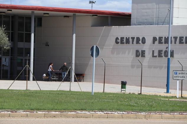 El Juzgado concede la libertad condicional a Pedro Muñoz con medidas cautelares. EL interno ha abandonado la prisión minutos antes de las cuatro de la tar. El exconcejal de Ponferrada ha cumplido dos años de prisión y queda en libertad a la espera de juicio oral. Tendrá que llevar una pulsera de seguimiento, comparecer en el Juzgado y no podrá acercarse a 500 metros de la víctima © leonoticias [Prohibida su reproducción total o parcialmente]. 