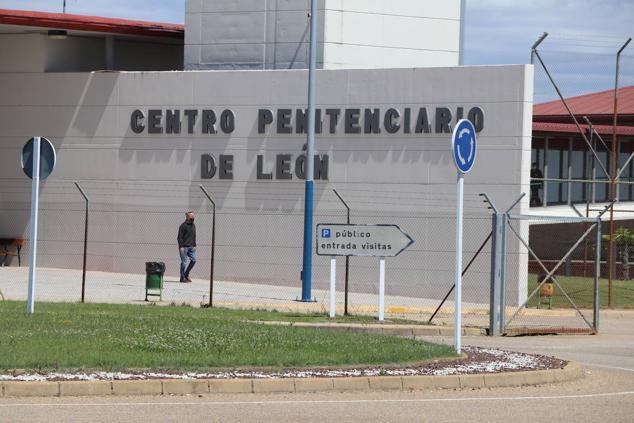 El Juzgado concede la libertad condicional a Pedro Muñoz con medidas cautelares. EL interno ha abandonado la prisión minutos antes de las cuatro de la tar. El exconcejal de Ponferrada ha cumplido dos años de prisión y queda en libertad a la espera de juicio oral. Tendrá que llevar una pulsera de seguimiento, comparecer en el Juzgado y no podrá acercarse a 500 metros de la víctima © leonoticias [Prohibida su reproducción total o parcialmente]. 