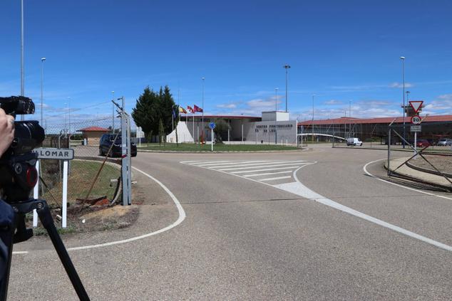 El Juzgado concede la libertad condicional a Pedro Muñoz con medidas cautelares. EL interno ha abandonado la prisión minutos antes de las cuatro de la tar. El exconcejal de Ponferrada ha cumplido dos años de prisión y queda en libertad a la espera de juicio oral. Tendrá que llevar una pulsera de seguimiento, comparecer en el Juzgado y no podrá acercarse a 500 metros de la víctima © leonoticias [Prohibida su reproducción total o parcialmente]. 