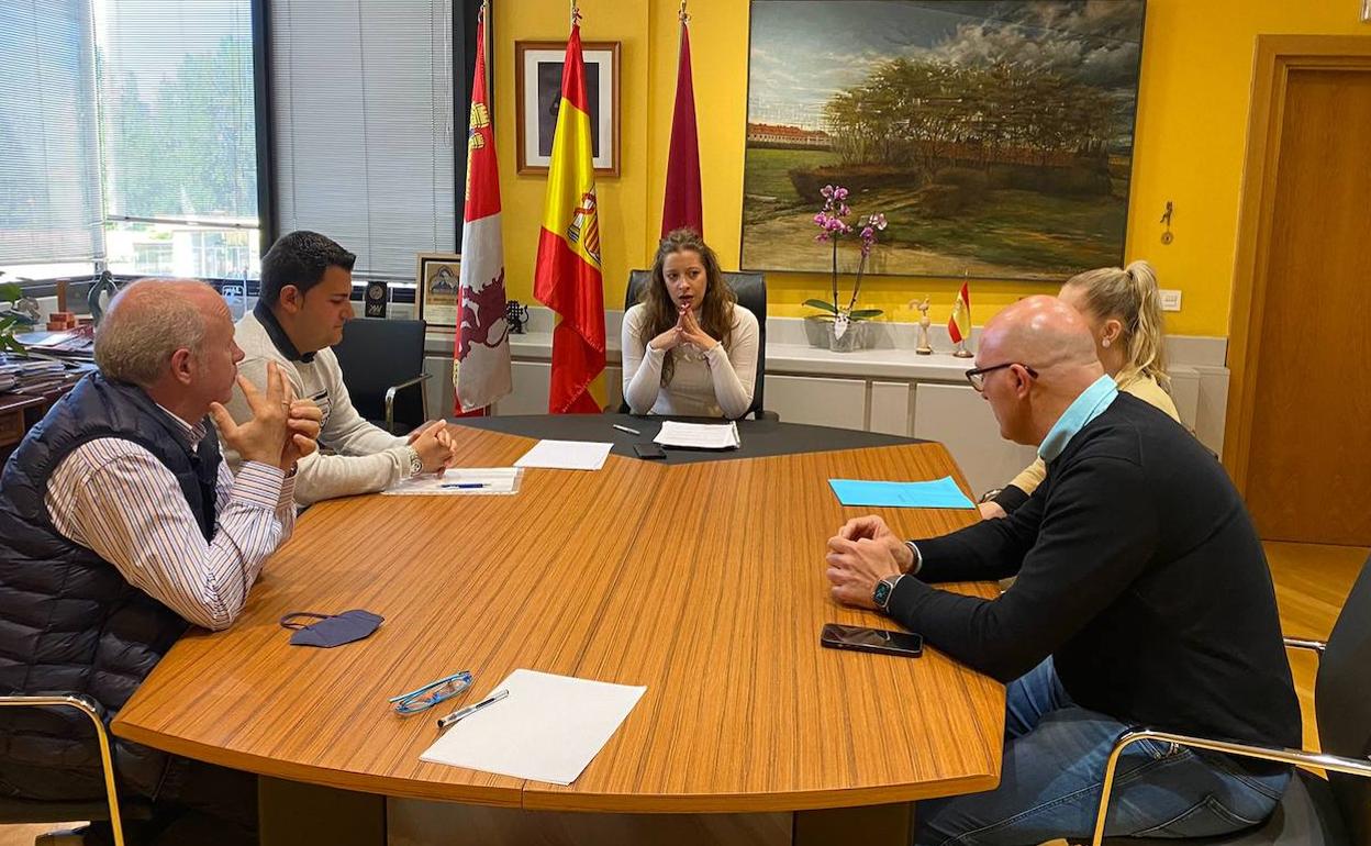 Martín Méndez, Pablo Velázquez, Ramón Castañeda y Paula Álvarez, durante la reunión con Ester Muñoz. 