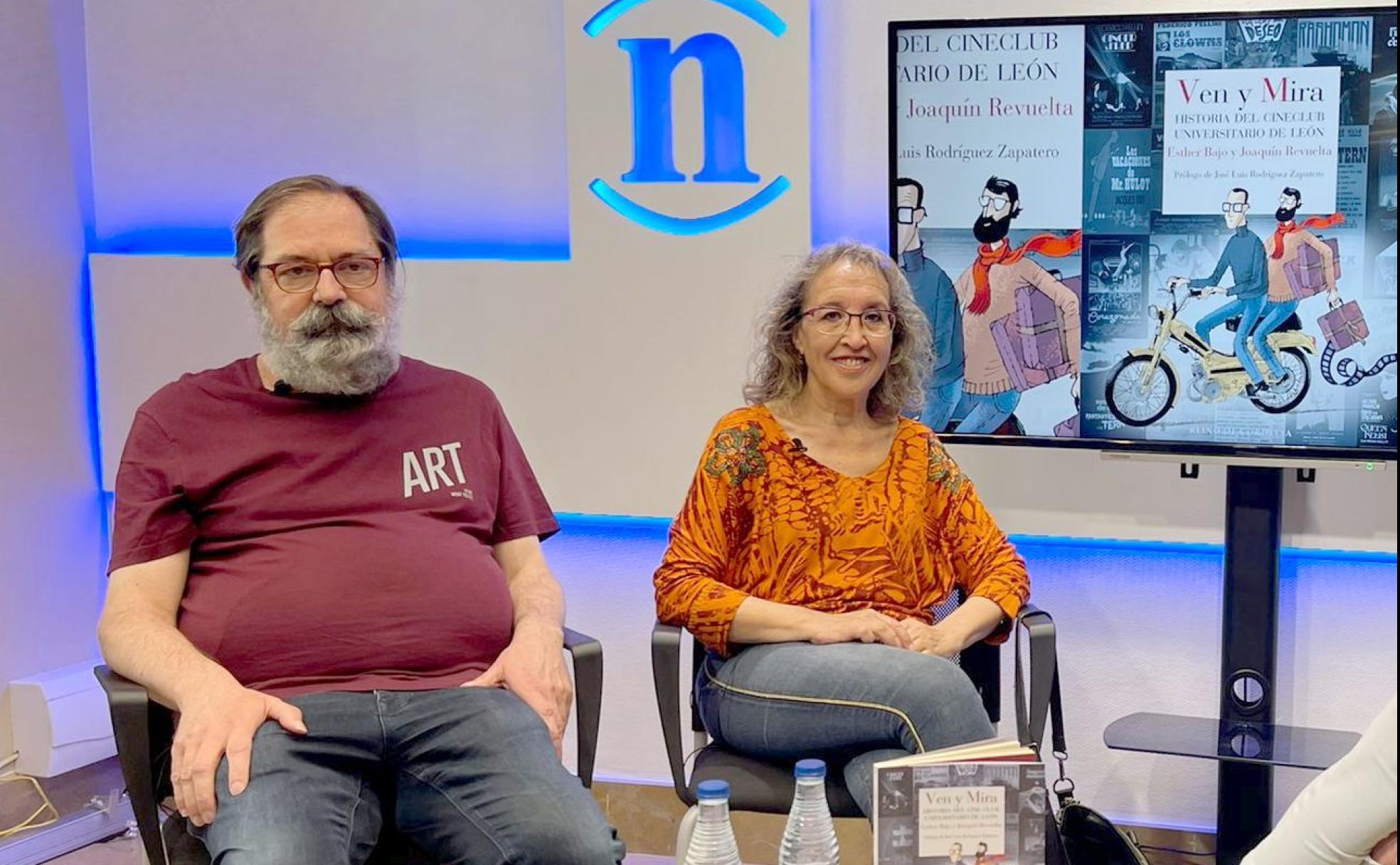 Los periodistas Esther Bajo y Joaquín Revuelta durante una entrevista en leonoticias en la que presentaron 'Ven y mira, la historia del Cine Club Universitario de León'