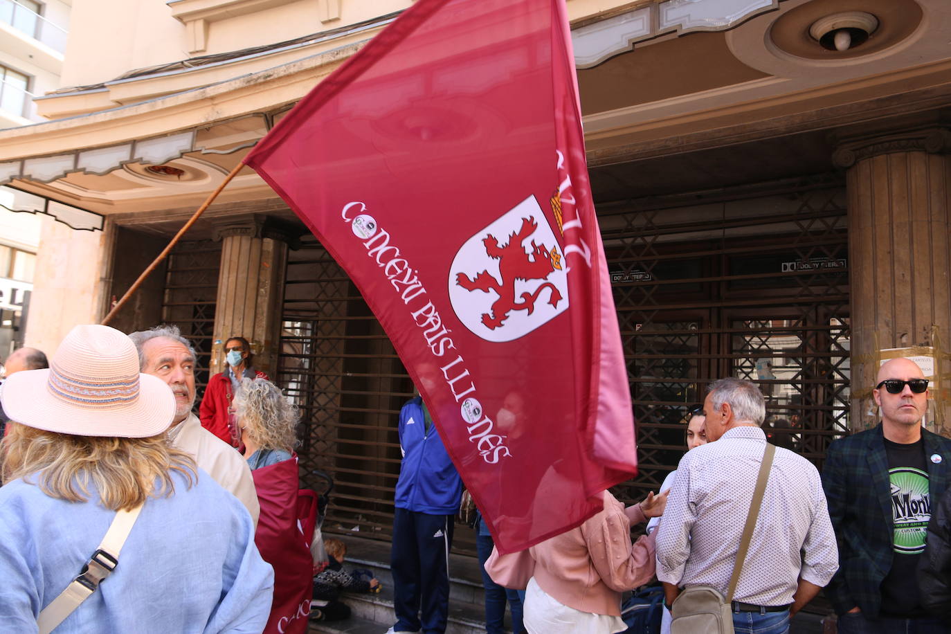 Fotos: Protesta contra el cierre del Teatro Emperador