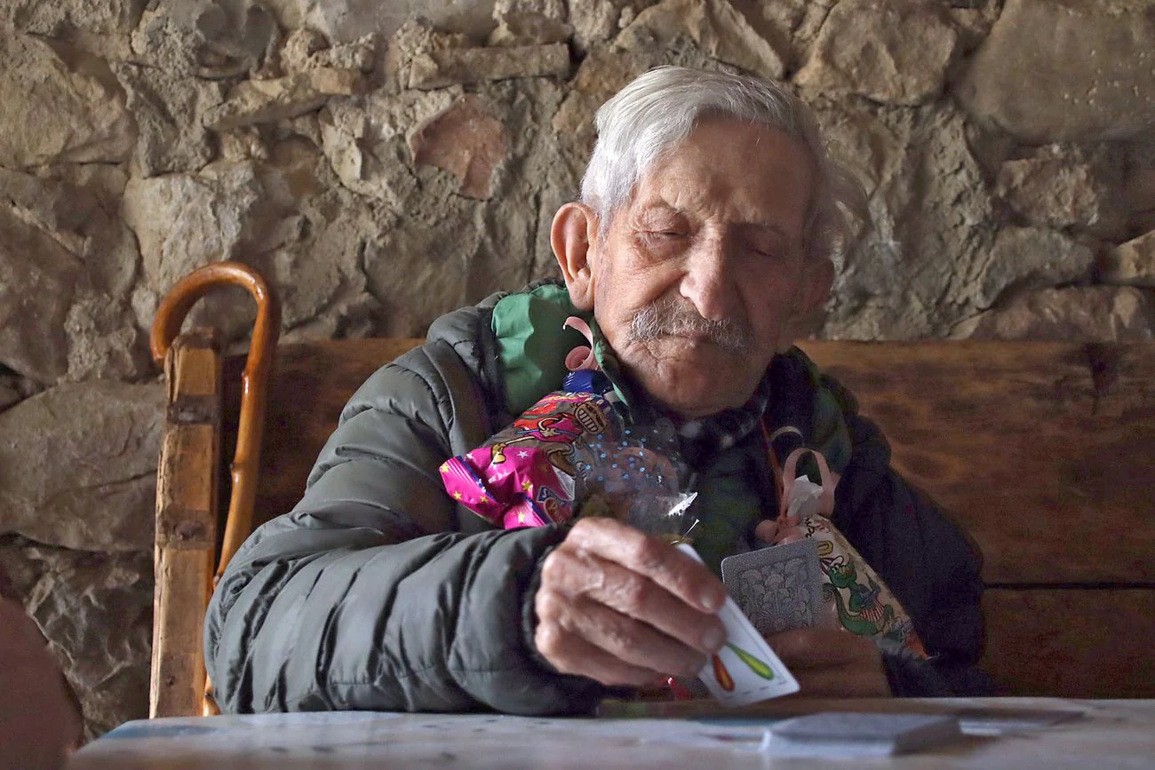 La localidad de Valverdín, perteneciente al municipio de Cármenes, se suma a las felicitaciones a Santos García Orejas por su 102 cumpleaños. Su cumpleaños lo ha celebrado con un buen estado de salud y con la correspondiente cuelga, dulces e innumerables felicitaciones de familiares, amigos y vecinos. 