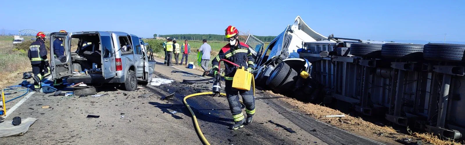 Un fallecido y una mujer herida al colisionar una furgoneta y un camión en Bercianos del Páramo. Hasta el lugar se desplazaron una ambulancia soporte vital básico, un equipo médico de Bercianos del Páramo y una UVI móvil que sólo pudieron confirmar el fallecimiento del conductor de la furgoneta. 