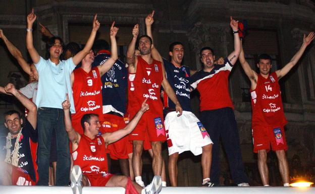 Galería. Los jugadores de Baloncesto León se dieron un 'baño de masas' en Santo Domingo en aquel 26 de mayo de 2007.