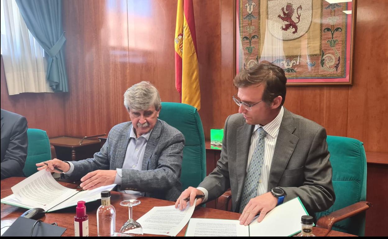 El responsable de Telefónica Innovation y el rector de la Universidad de León sellan el acuerdo de colaboración.