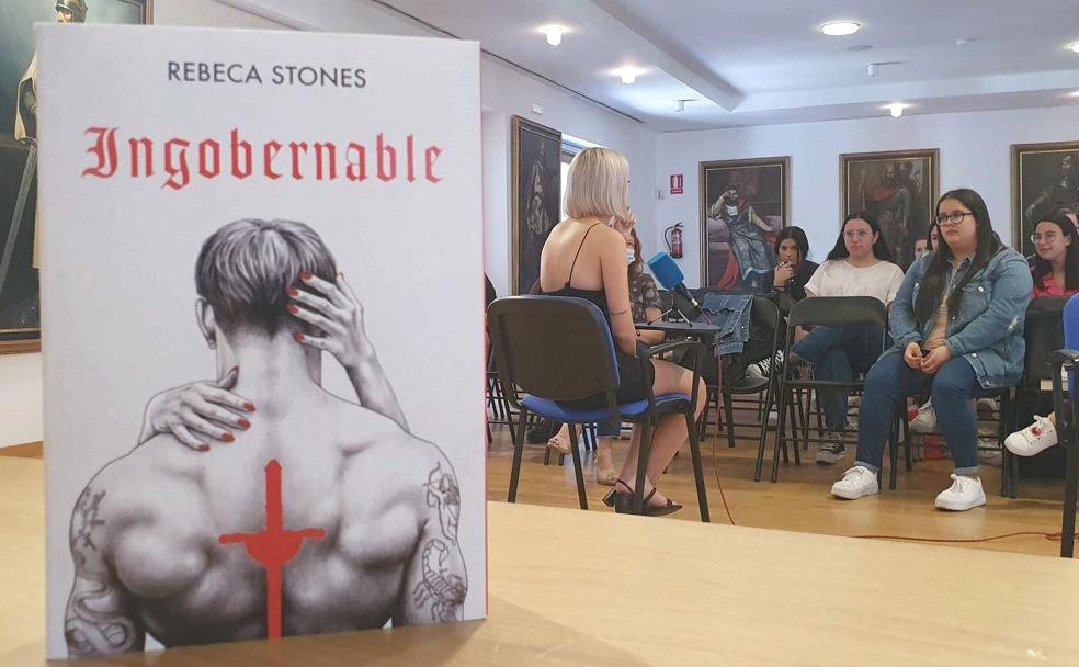 La influencer viguesa Rebeca Stones durante la presentación de su libro 'Ingobernables' en el salón de Reyes de San Marcelo.