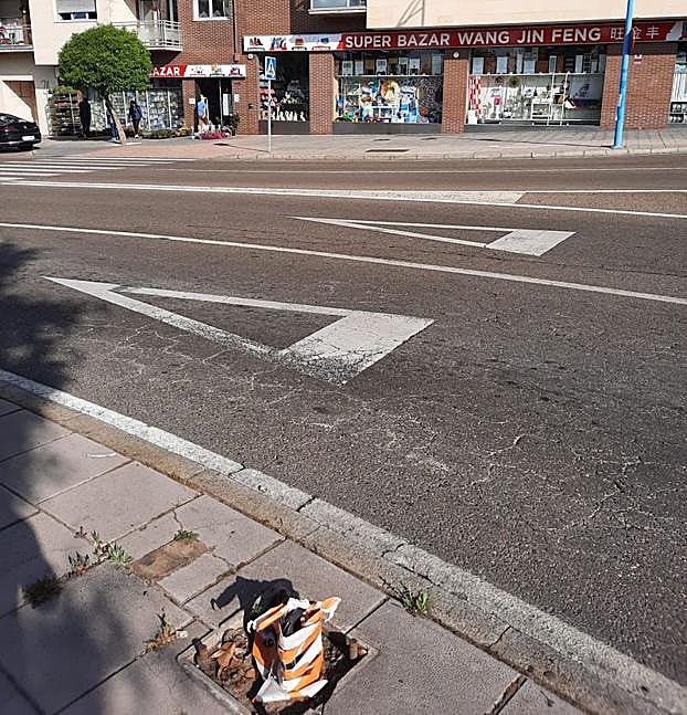 Imagen de la farola con el cableado descubierto en una imagen tomada por UPL. 