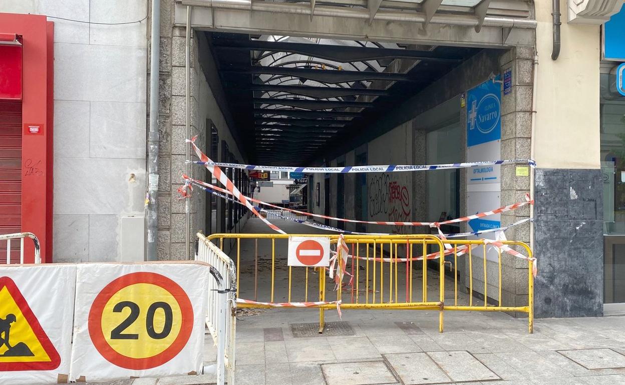 Imagen del pasaje de Ordoño II, cerrado por la caída de cascotes hace casi 50 días. 