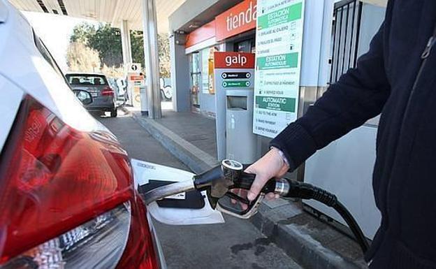 Un cliente reposta combustible en una gasolinera. 