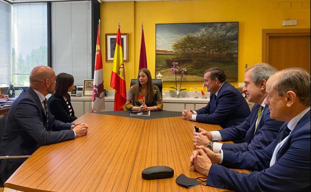 Encuentro entre representantes del centro comercial El Corte Inglés y la delegada territorial.