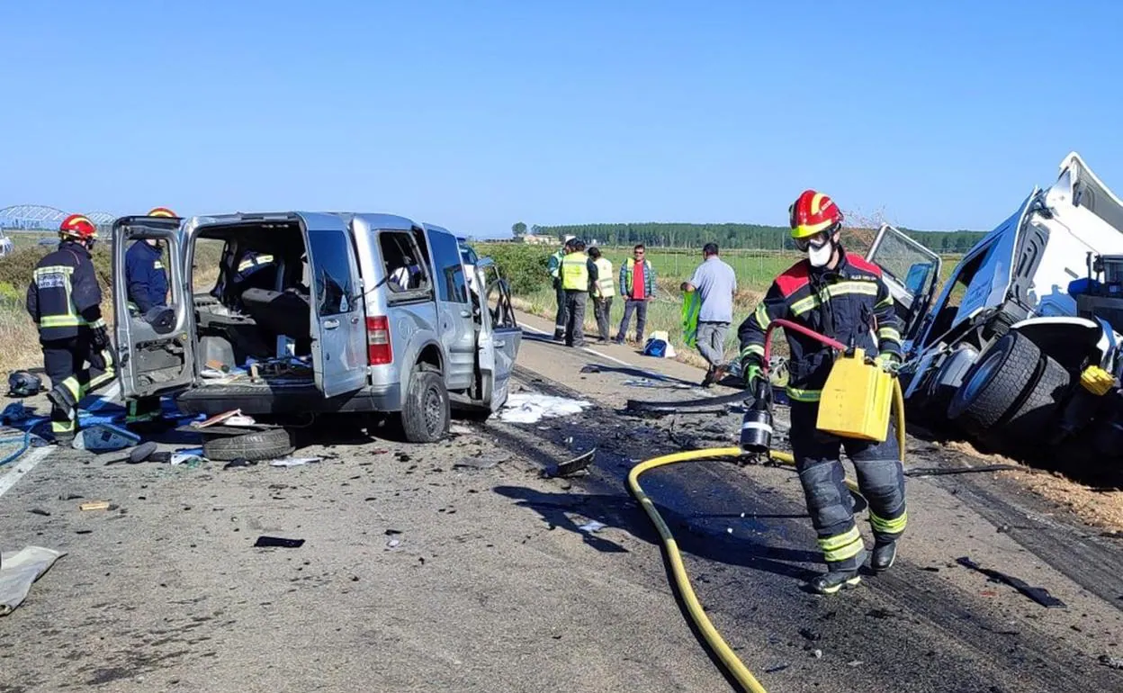 Imagen de los efectivos de emergencias en el lugar del accidente ocurrido este jueves y en el que una persona ha resultado fallecida. 