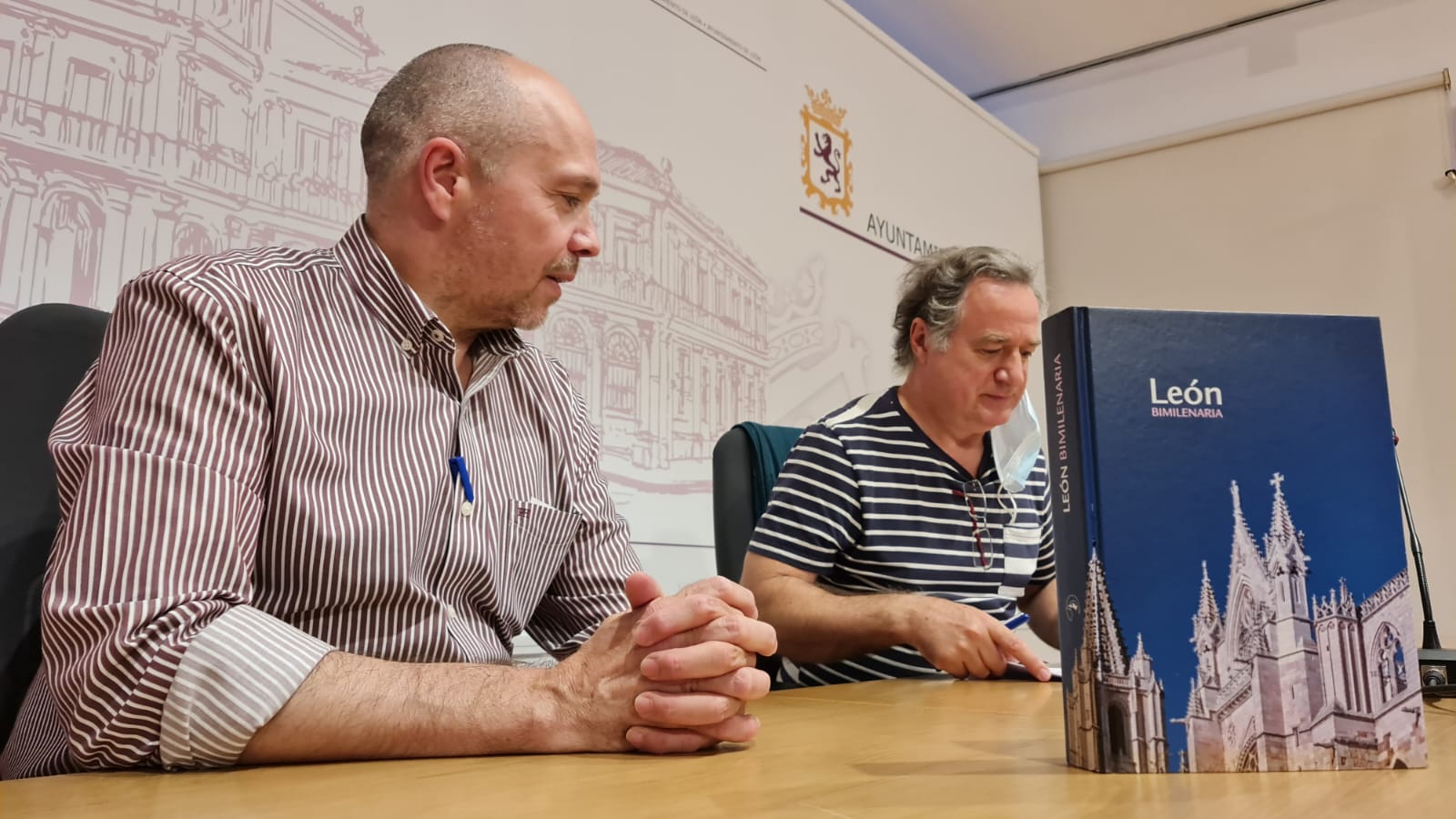 'León, bimilenaria' no es un libro, ni una guía, es mucho más. Esta impresionante obra editada por Rimpego es el resultado de doce años de trabajo. Alejandro Valderas aplaude la edición en su presentación en la Feria del Libro de León. 