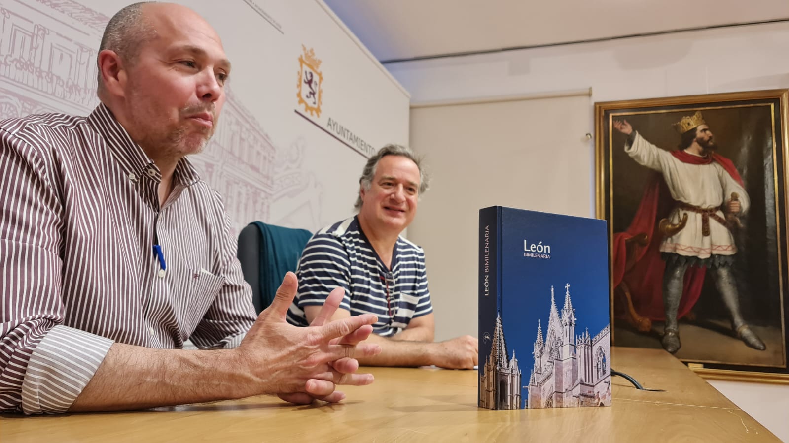 'León, bimilenaria' no es un libro, ni una guía, es mucho más. Esta impresionante obra editada por Rimpego es el resultado de doce años de trabajo. Alejandro Valderas aplaude la edición en su presentación en la Feria del Libro de León. 