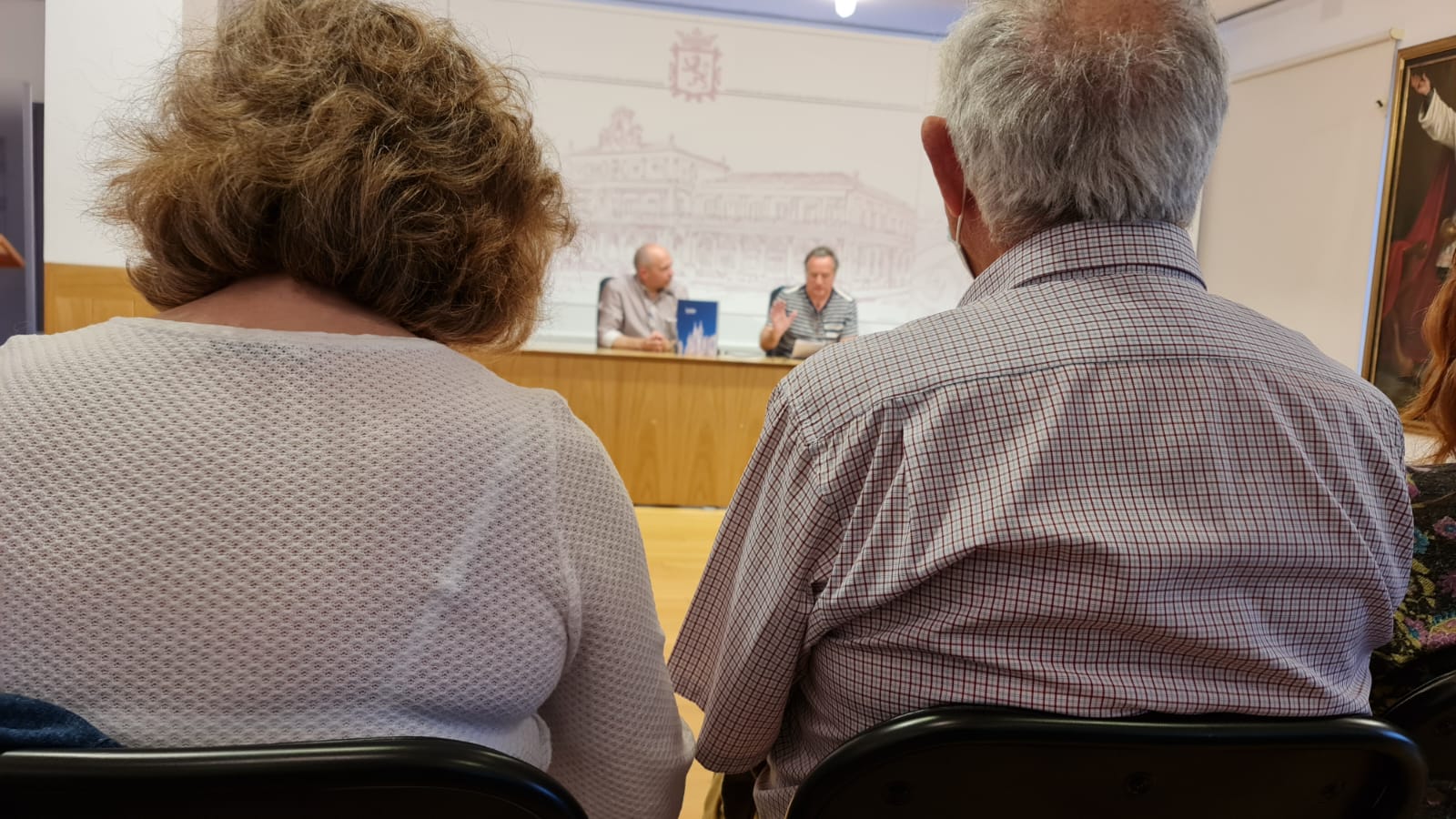 'León, bimilenaria' no es un libro, ni una guía, es mucho más. Esta impresionante obra editada por Rimpego es el resultado de doce años de trabajo. Alejandro Valderas aplaude la edición en su presentación en la Feria del Libro de León. 