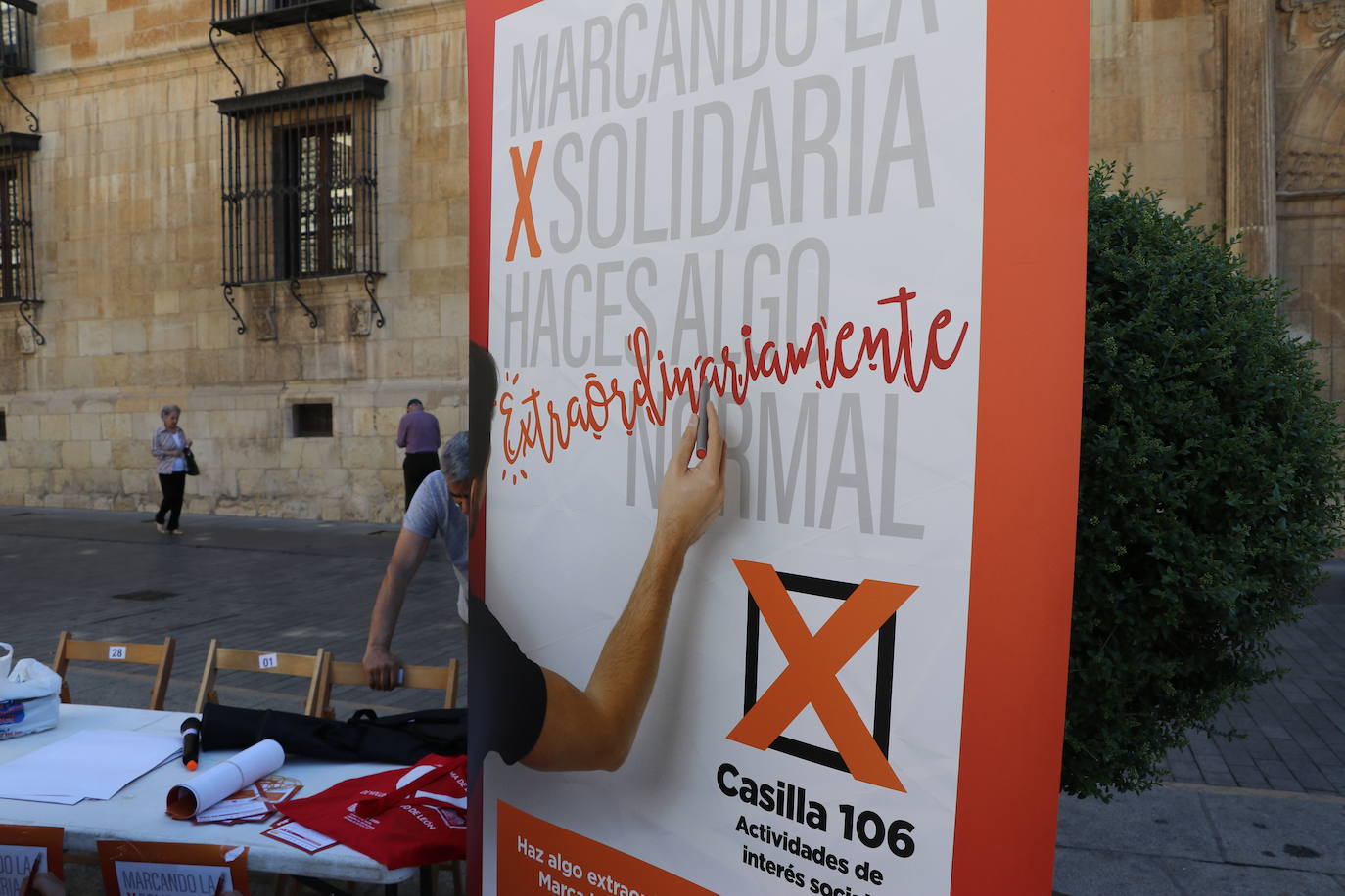 Voluntarios y usuarios de ONG leonesas se unen frente a Botines para concienciar a la sociedad leonesa de la importancia de marcar la casilla 106 en la declaración de la renta | Casi el 30% de los leoneses no marcan esta casilla cuyos fondos suponen el 90% del presupuesto de la mayoría de estas entidades que ayudan a personas en riesgo de exclusión, mujeres maltratadas, menores o personas con discapacidad.