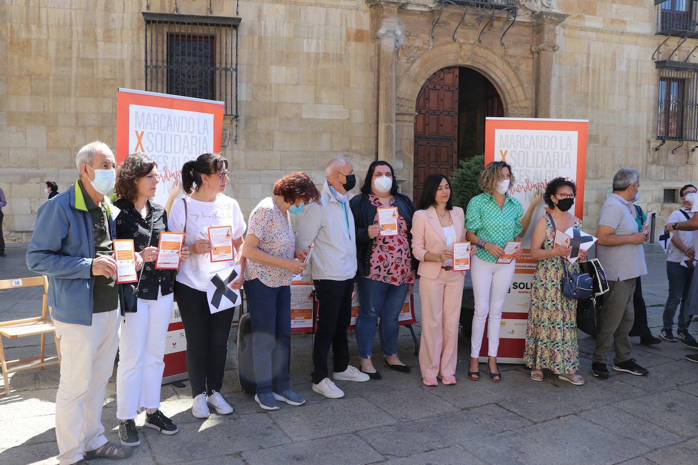 Voluntarios y usuarios de ONG leonesas se unen frente a Botines para concienciar a la sociedad leonesa de la importancia de marcar la casilla 106 en la declaración de la renta | Casi el 30% de los leoneses no marcan esta casilla cuyos fondos suponen el 90% del presupuesto de la mayoría de estas entidades que ayudan a personas en riesgo de exclusión, mujeres maltratadas, menores o personas con discapacidad.