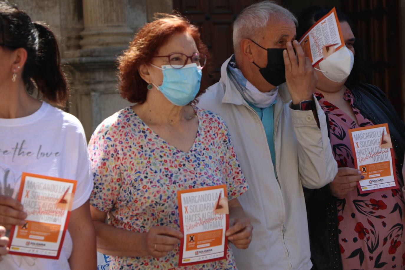 Voluntarios y usuarios de ONG leonesas se unen frente a Botines para concienciar a la sociedad leonesa de la importancia de marcar la casilla 106 en la declaración de la renta | Casi el 30% de los leoneses no marcan esta casilla cuyos fondos suponen el 90% del presupuesto de la mayoría de estas entidades que ayudan a personas en riesgo de exclusión, mujeres maltratadas, menores o personas con discapacidad.