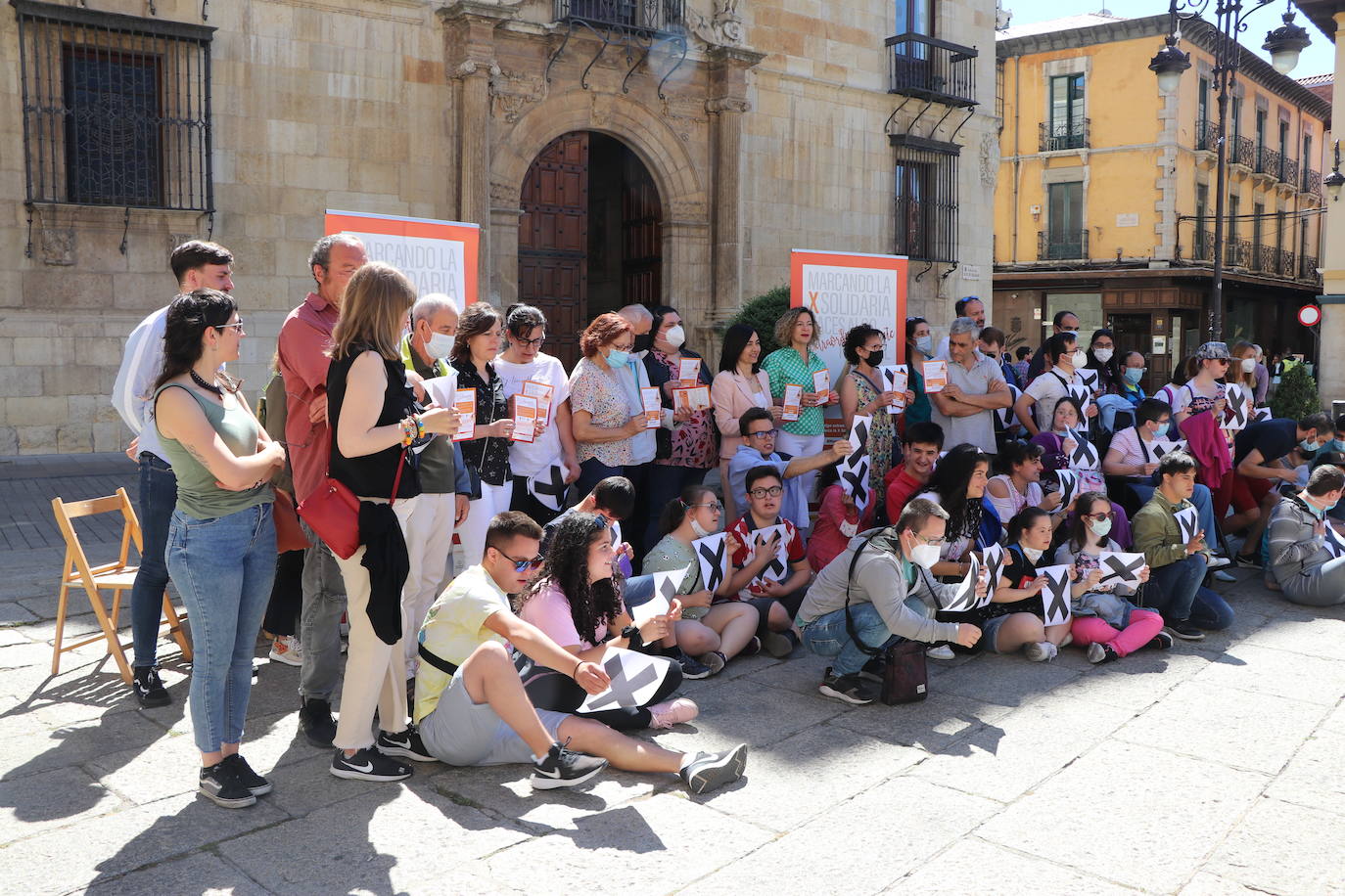 Voluntarios y usuarios de ONG leonesas se unen frente a Botines para concienciar a la sociedad leonesa de la importancia de marcar la casilla 106 en la declaración de la renta | Casi el 30% de los leoneses no marcan esta casilla cuyos fondos suponen el 90% del presupuesto de la mayoría de estas entidades que ayudan a personas en riesgo de exclusión, mujeres maltratadas, menores o personas con discapacidad.