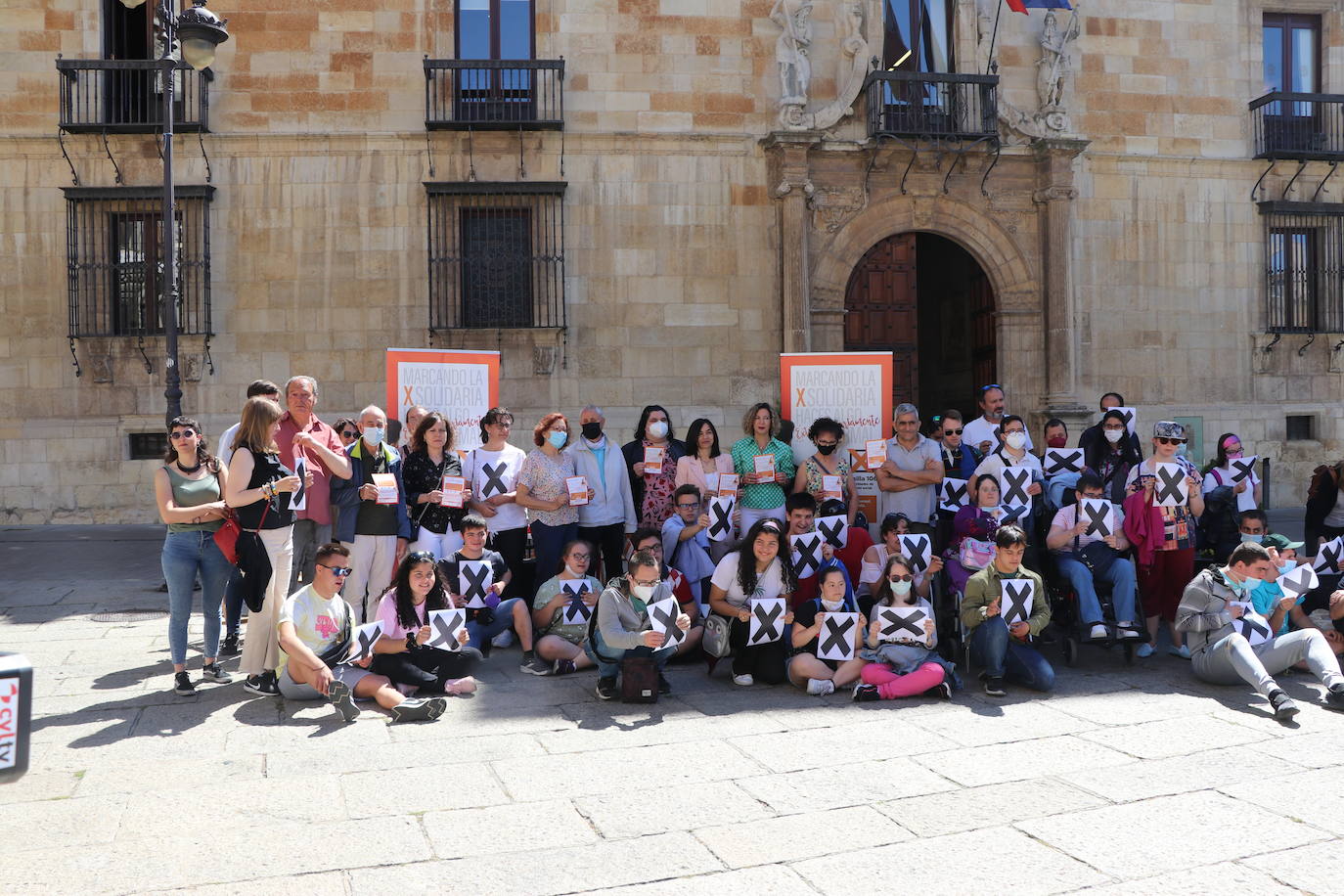 Voluntarios y usuarios de ONG leonesas se unen frente a Botines para concienciar a la sociedad leonesa de la importancia de marcar la casilla 106 en la declaración de la renta | Casi el 30% de los leoneses no marcan esta casilla cuyos fondos suponen el 90% del presupuesto de la mayoría de estas entidades que ayudan a personas en riesgo de exclusión, mujeres maltratadas, menores o personas con discapacidad.