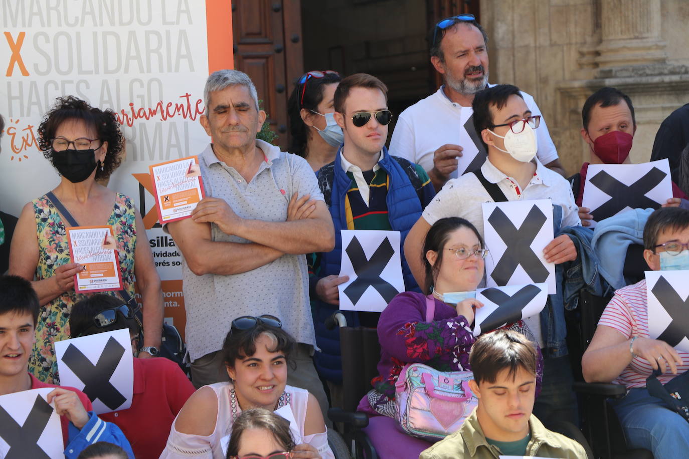 Voluntarios y usuarios de ONG leonesas se unen frente a Botines para concienciar a la sociedad leonesa de la importancia de marcar la casilla 106 en la declaración de la renta | Casi el 30% de los leoneses no marcan esta casilla cuyos fondos suponen el 90% del presupuesto de la mayoría de estas entidades que ayudan a personas en riesgo de exclusión, mujeres maltratadas, menores o personas con discapacidad.